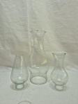Lote de 3 mangas, cúpulas em vidro incolor. Medindo a maior 7,5cm de boca x 21cm de altura.