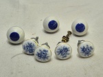Lote de 7 puxadores redondos em porcelana pintada. Medindo o maior 3cm de diâmetro.