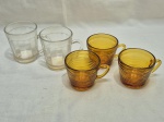 Lote de 5 canecas em vidro moldado, sendo 3 âmbar. Medindo a maior 8cm x 9cm de altura.
