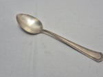 Colher de servir arroz em prata 90 Wolff, modelo grego. Medindo 26,5cm de comprimento. Necessita de limpeza.