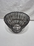 Lindo centro de mesa, fruteira em metal trançado. Medindo 25,5cm x 17cm de altura.