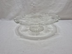 Lindo prato de bolo com pé em vidro moldado. Medindo 30cm x 9cm de altura. Com bicado.