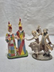 Lote de enfeite na forma de casal de dançarinos em resina e enfeite na forma de galos se casando, assinado. Medindo o maior 20cm de altura, com restauro na cabeça do galo.