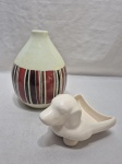 Lote de vaso bojudo e petisqueira na forma de cachorro em porcelana. Medindo o vaso 22cm de altura.