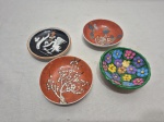 Lote de 4 pratinhos decorativos em porcelana e cerâmica. Medindo o maior 10cm de diâmetro.