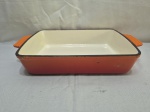 Travessa retangular em ferro esmaltado nas cores laranja e branco. Medindo 30cm x 21cm x 6,5cm de altura.