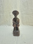 Linda escultura de homem sentado em madeira entalhado, gravado "Curitiba". Medindo 23cm de altura. Chapeu restaurado.