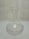 Lindo decanter em bojudo em cristal Strauss incolor. Medindo 17cm de base x 20cm de altura. Com pequeno bicado.