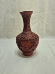 Lindo vaso bojudo em lacca oriental, metal esmaltado trabalhado com relevos. Medindo 19cm de altura. Com pequena mossa.