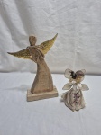 Lote de 2 enfeites de anjos, em madeira e resina. Medindo o maior 25cm de altura.