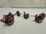 Jogo de 2 enfeites para pendurar na forma de galinha em cerâmica pintada. Medindo 34cm de comprimento total. Com pequenos bicados.