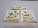Lote de 3 azulejos decorativos. Medindo 15,5cm x 15,5cm.