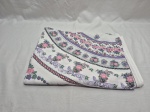 Linda toalha de mesa oval com flores coloridas. Medindo 220cm x 150cm. Peças com marcas de guardado.
