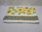 Toalha de mesa retangular com flores amarelas. Medindo 200cm x 140cm. Peças com marcas de guardado.