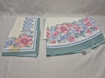 Jogo de toalha de mesa oval com 5 guardanapos em tecido floral. Medindo 200cm x 160cm. Peças com marcas de guardado.