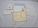 Lote de 12 guardanapos em tecidos e modelos diversos. Medindo o maior 30cm x 30cm. Peças com marcas de guardado.