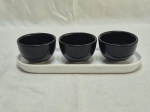 Lote de bandeja com 3 bowls em porcelana. Medindo a bandeja 23cm x 8cm.