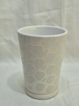 Lindo vaso floreira em porcelana branca decorada com relevos. Medindo 12,5cm x 17cm de altura.