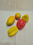 Lote de 6 frutas decorativas em plástico duro. Medindo a maior 12,5cm de comprimento.