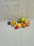 Lote de 10 frutas decorativas em plástico duro. Medindo a maior 6cm de comprimento.