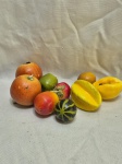 Lote de 9 frutas decorativas em plástico duro. Medindo a maior 6cm de comprimento.