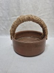 Linda cesta em cerâmica crua com alça em palhinha. Medindo 22cm x 9cm de altura sem alça.