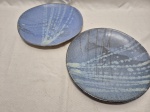 Lindo jogo de 2 pratos rasos de mesa em cerâmica rústica vitrificada. Medindo 26cm de diâmetro.