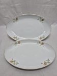 Jogo de 2 travessas ovais em porcelana Steatita floral com friso ouro. Medindo a maior 33cm x 21cm.