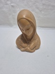 Linda escultura de Nossa Senhora em cerâmica, feito e assinado pelo artista plástico italiano Ugo Zaccagnini. Medindo 13cm de altura.