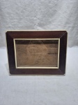 Lindo porta retrato retangular em madeira com acabamento em lâminas de osso. Medindo a moldura 24cm x 18,5cm.