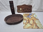 Lote de cesta de pão, placa de bar, etc, sendo em madeira e vidro. Medindo a tábua 35cm x 25cm.