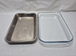 Lote de travessa retangular em vidro temperado e tabuleiro em aço inox. Medindo 34,5cm x 21cm x 5cm de altura.