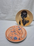 Lote de 2 pratos decorativos em porcelana Oxford do Spoleto. Medindo 24,5cm de diâmetro.