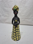 Linda escultura em terracota de mulher com trajes típicos, com policromia. Medindo 28,5cm de altura.