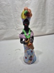 Linda escultura em terracota de mulher com trajes típicos, com policromia. Medindo 33,5cm de altura.