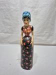 Linda escultura em madeira de mulher com trajes típicos, com policromia. Medindo 27,5cm de altura.