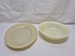 Lote de 2 travessas em vidro opalinado Colorex creme com borda canelada, sendo uma oval e uma redonda funda. Medindo a oval 31cm x 24cm, com leve bicado.