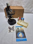 Antigo kit de microscópio científico 100X-1200X Zoom, completo com estojo de madeira original, lâminas de vidro, reagentes, manual de instruções ilustrado e exemplar de borboleta para estudo. Medindo 23cm de altura. Não testado por falta de conhecimento.