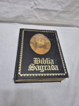 Lindo e grande livro da Bíblia Sagrada. Medindo 27,5cm x 21,5cm x 7cm de grossura.
