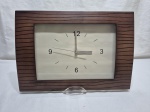 Lindo relógio de parede à quartz com moldura em plástico duro. Medindo 38cm x 27,5cm. Funcionando.