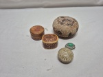 Lote de 5 caixas decorativas diversas, sendo em cabaça, metal e pedra. Medindo a maior 10cm x 5,5cm de altura.