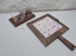Lote de tábua para cortes em madeira com azulejo ao fundo, 2 porta pastas em vidro com suporte em madeira. Medindo a tabua 22cm x 22cm.