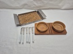 Lote de bandeja retangular em inox, par de porta pasta em cerâmica com suporte em madeira e 5 espátulas de pasta em aço inox. Medindo a bandeja 29,5cm x 15,5cm.