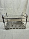 Escorredor de louças com 2 andares em aço inox. Medindo 27cm x 40cm x 29,5cm de altura.