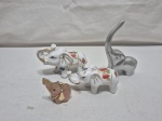 Lote de 4 enfeites na forma de elefante, sendo em porcelana, alumínio e pedra. Medindo o maior 12,5cm de altura.