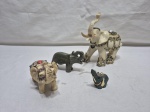 Lote de 4 enfeites na forma de elefante, sendo em pedra e resina. Medindo o maior 15,5cm de altura.