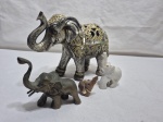 Lote de 4 enfeites na forma de elefante, sendo em pedra e resina. Medindo o maior 16cm de altura.