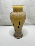 Lindo vaso, floreira bojudo em vidro de murano com pó de ouro. Medindo 13cm de bojo x 29cm de altura.