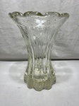 Vaso floreira em grosso vidro de murano incolor com bolhas internas. Medindo 21cm x 29cm de altura.