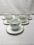 Jogo de 6 xícaras de chá com pires em porcelana Steatita com friso ouro. Medindo 8cm x 6,5cm de altura.